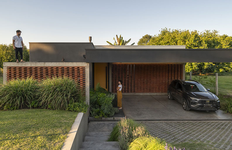 Casa de la Puerta Amarilla by Etéreo Arquitectos