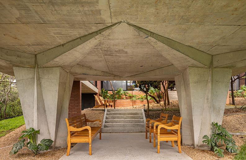 Casa de los 7 Árboles by Hersen Mendes Arquitetura