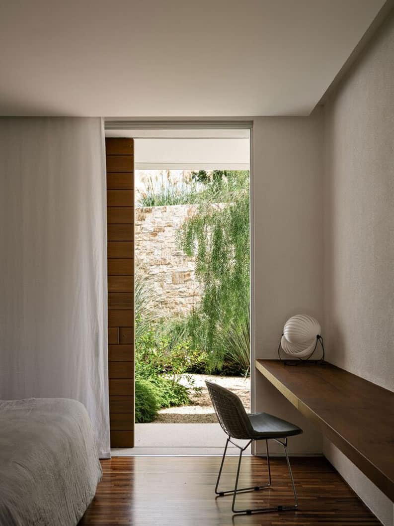 Casa de los dos patios by Felipe Hess Arquitetos