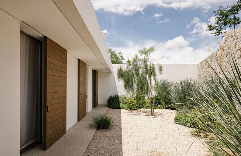 Casa de los dos patios by Felipe Hess Arquitetos
