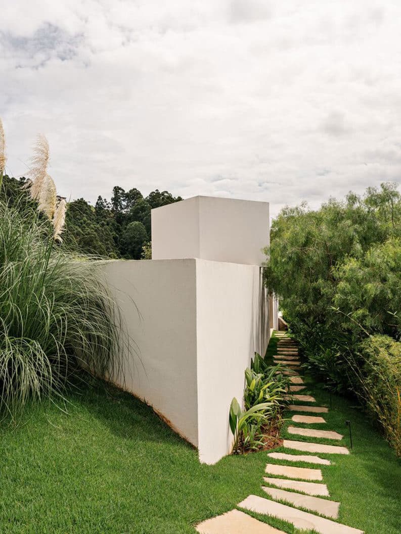 Casa de los dos patios by Felipe Hess Arquitetos