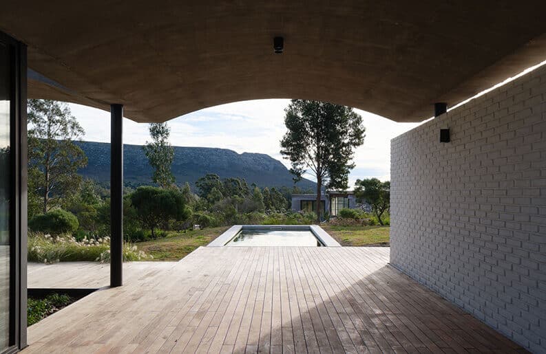Casa del Mordisco by BIOMA
