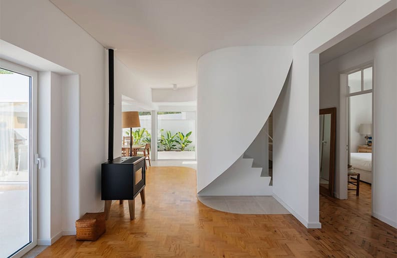 Casa en Ericeira. Una vivienda que le da un protagonismo único al encuentro social