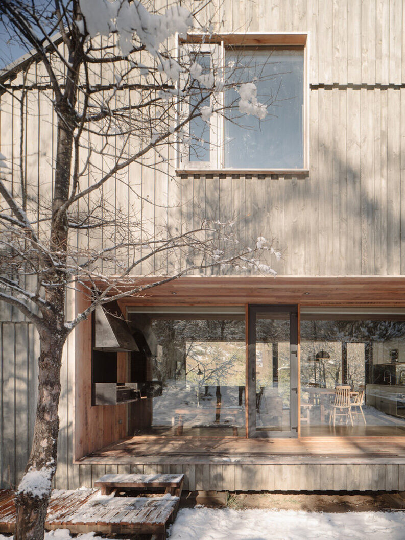 Casa en el río Fuy by Iragüen Viñuela Arquitectos