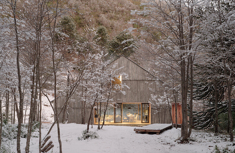 Casa en el río Fuy by Iragüen Viñuela Arquitectos