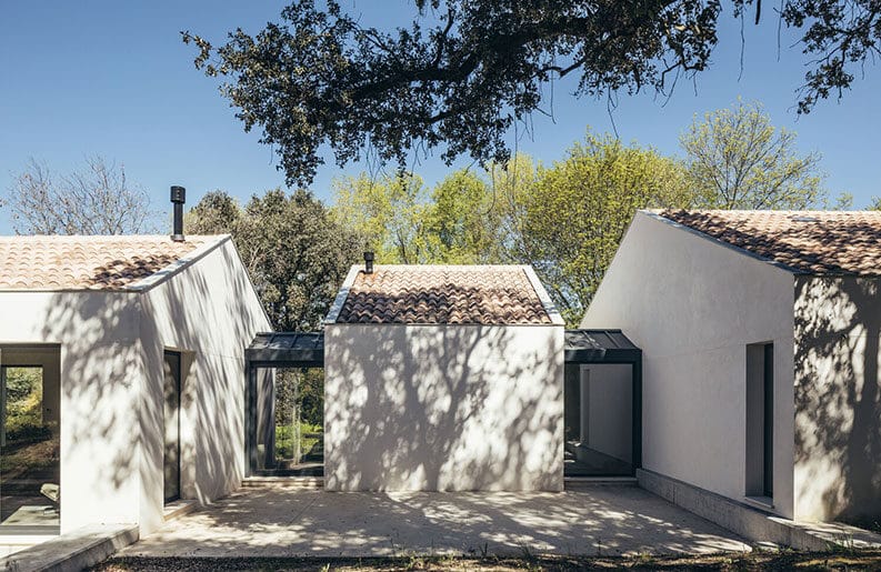 Casa entre encinas by More&Co