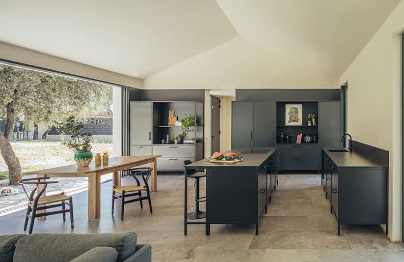 Casa entre encinas by More&Co