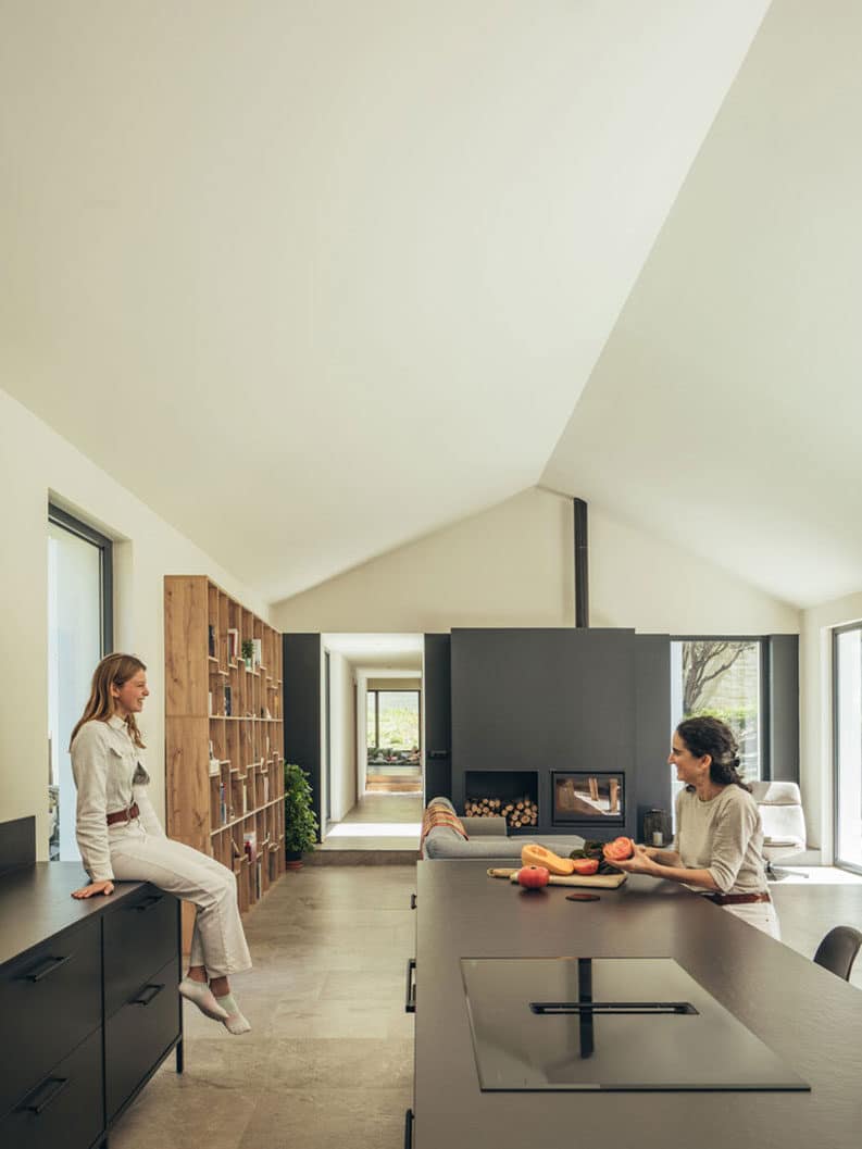 Casa entre encinas by More&Co