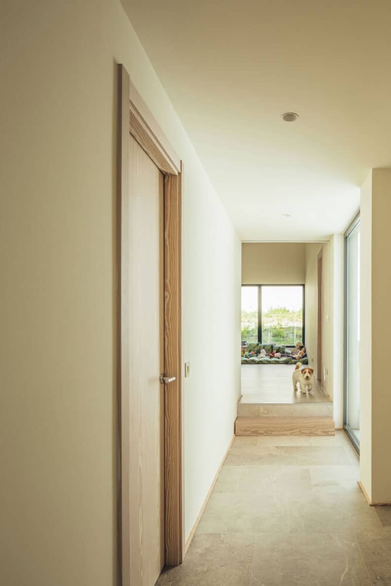 Casa entre encinas by More&Co