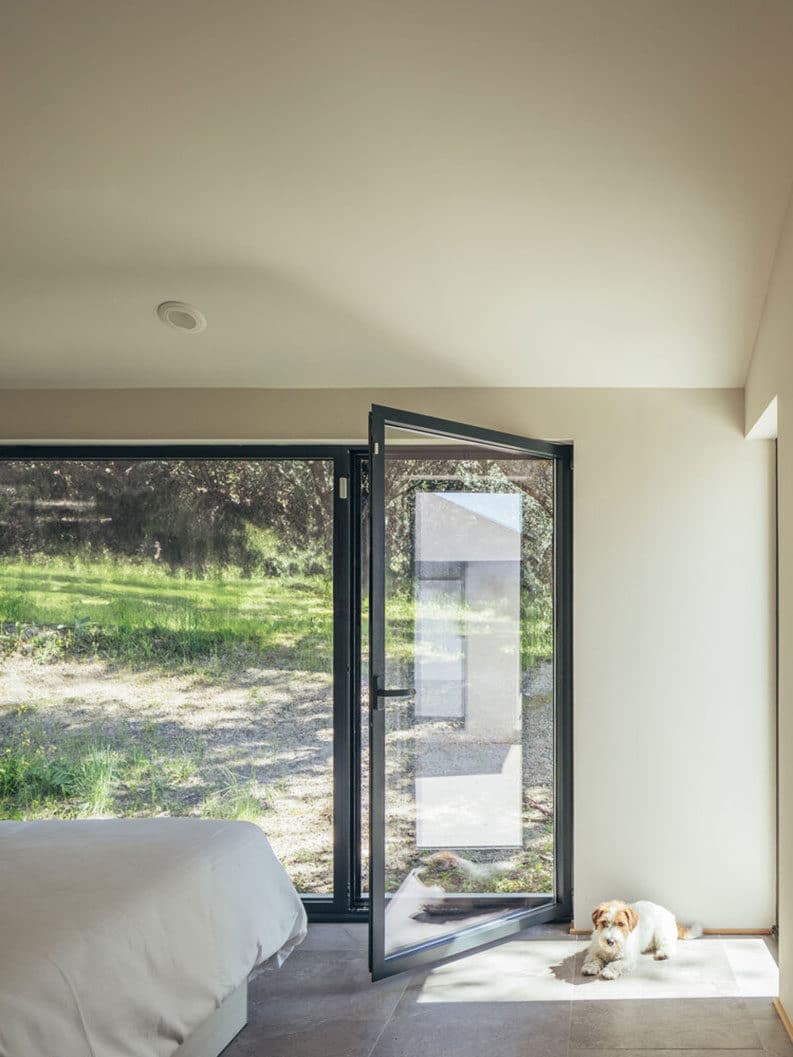 Casa entre encinas by More&Co