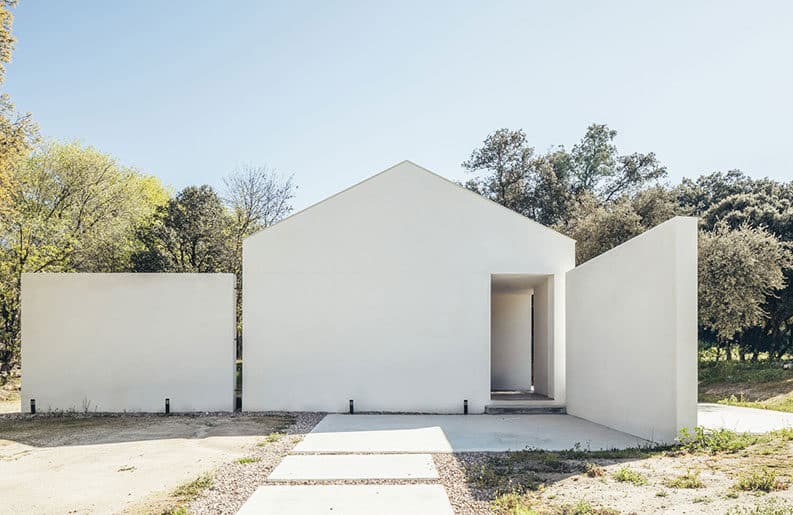 Casa entre encinas by More&Co