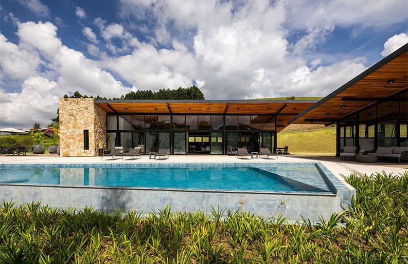 Casa lta. Una vivienda que está rodeado de un bello río