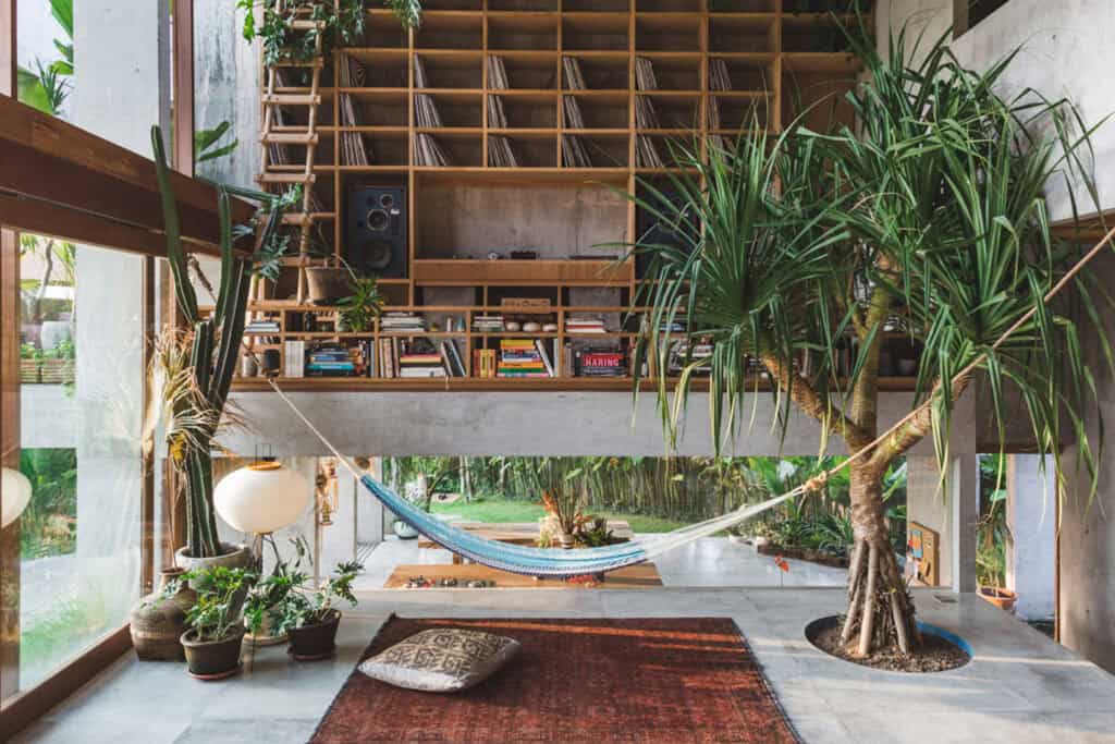 Diseño biofílico. Cinco casas modernas con árboles en su interior