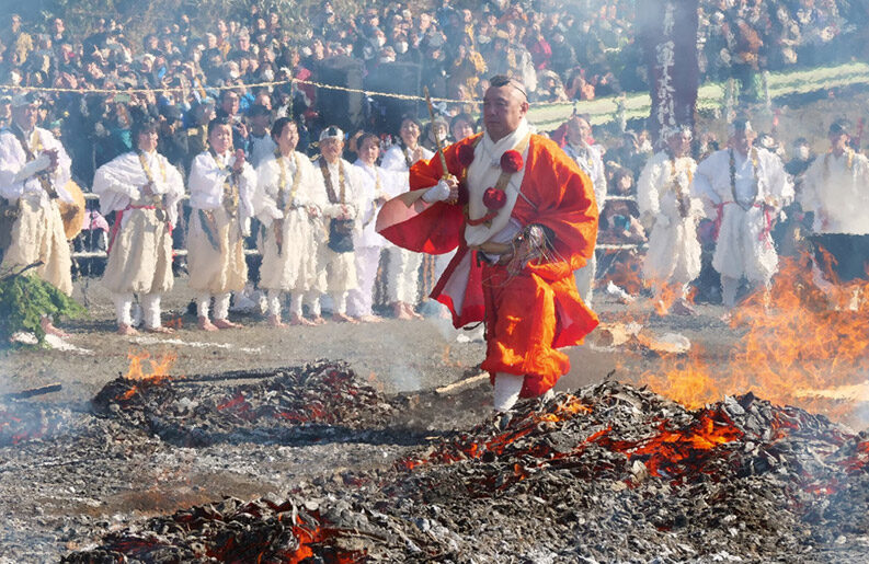Festival de fuego en Tokio: caminar sobre brasas con monjes