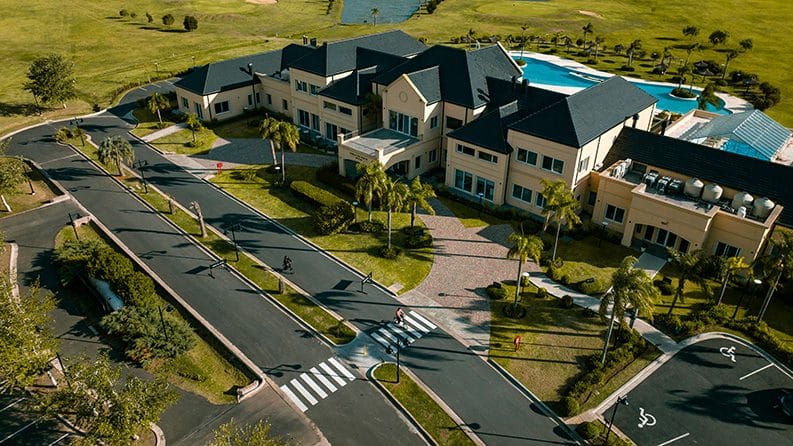 HOUSES Victhoria by Grupo Haras del Sur