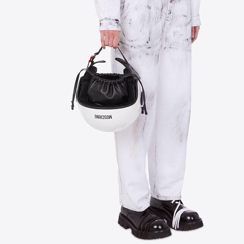 Helmet Bag- el bolso-casco de Moschino