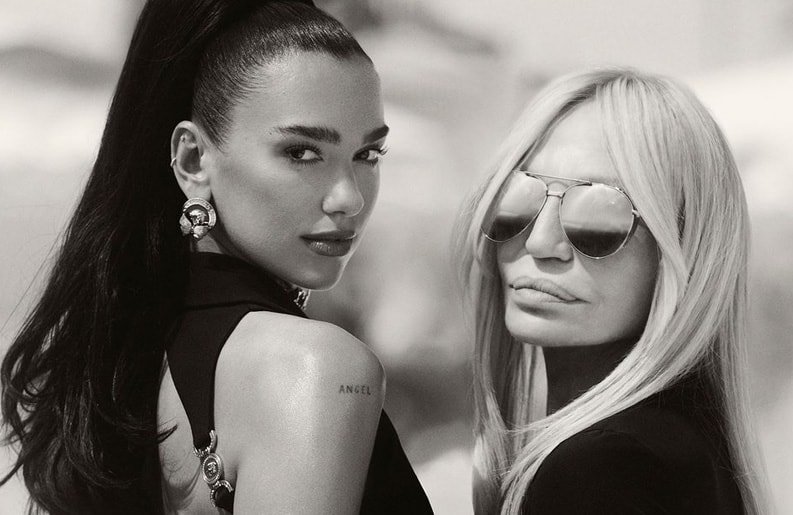 Dolce Vita, La Vacanza, Dua Lipa debuta como diseñadora junto a Versace, Dua Lipa x Versace