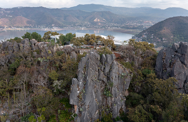 Las Rocas by Ignacio Urquiza y Ana Paula de Alba