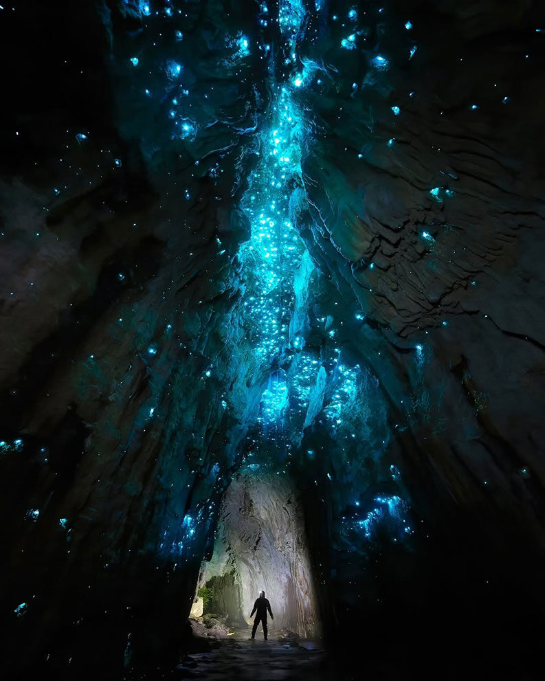 Cielo estrellado bajo tierra en Nueva Zelanda