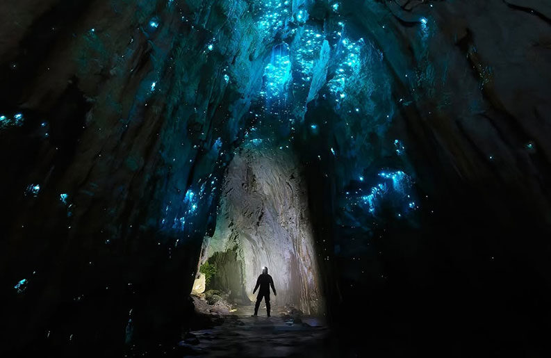 Cielo estrellado bajo tierra en Nueva Zelanda
