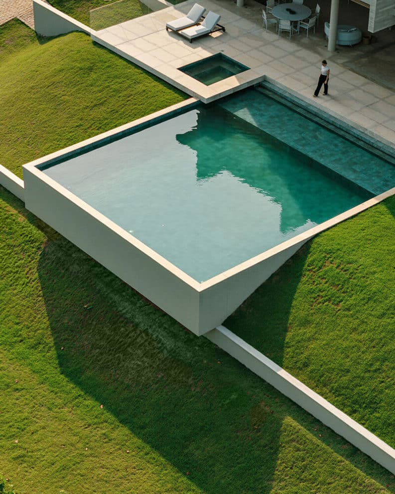 Piscina en voladizo