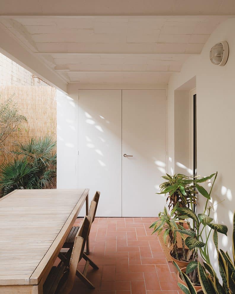 Reforma en Carrer Floridablanca by Ruben Casquero