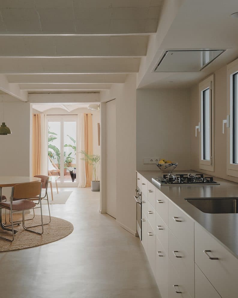 Reforma en Carrer Floridablanca by Ruben Casquero