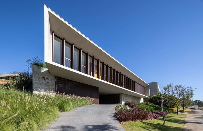 Residencia MB. Una vivienda que se ubica en un terreno trapezoidal