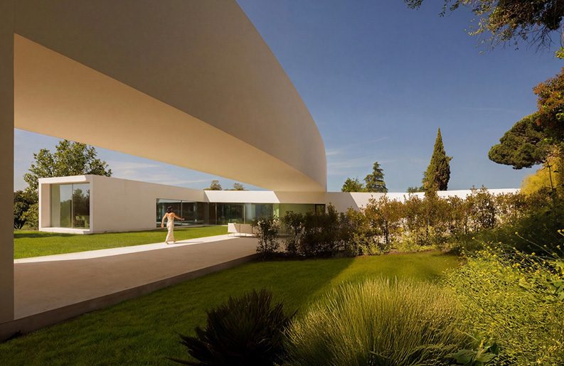 Villa Lago by Fran Silvestre Arquitectos
