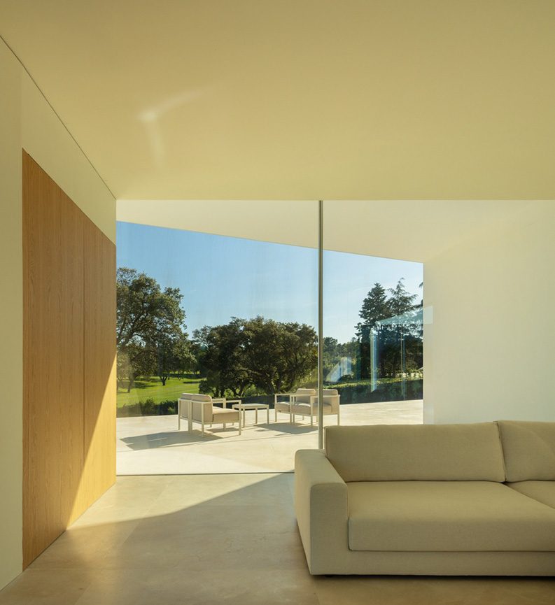 Villa Lago by Fran Silvestre Arquitectos