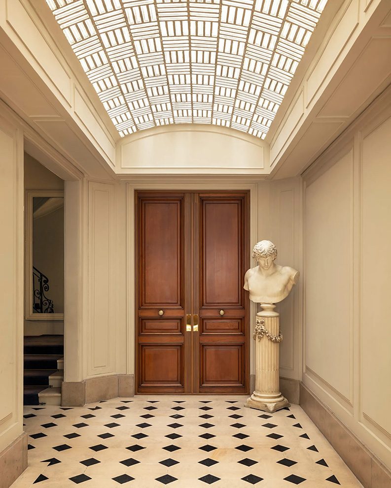 Un departamento parisino con arte