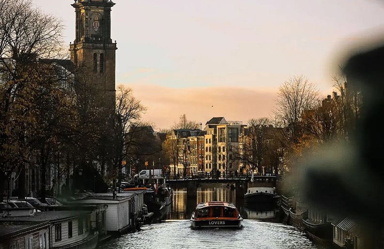 Navegando entre canales. Ámsterdam desde el agua.