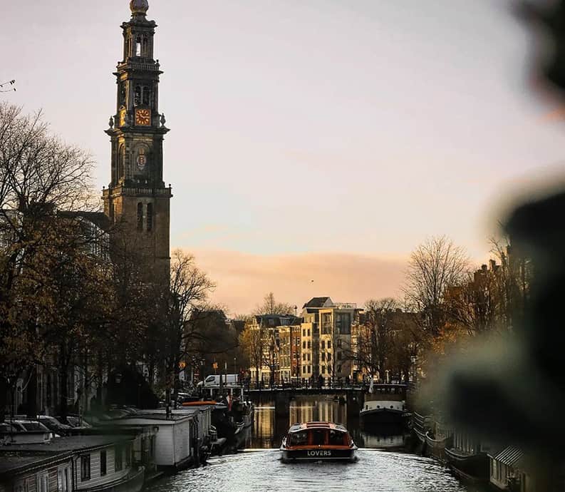 Navegando entre canales. Ámsterdam desde el agua.